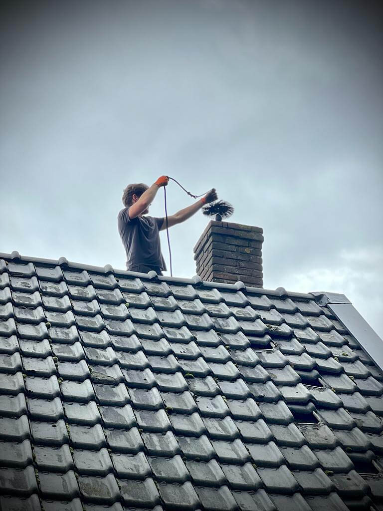 Schoorsteenveger op dak IJmond Content.jpg