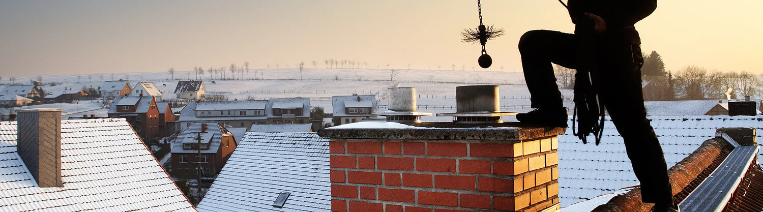 Schoorsteenvegen besneeuwde daken IJmond Content.jpg